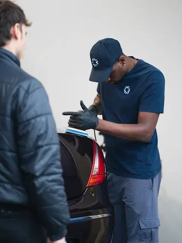 Homme faisant un polissage sur carrosserie